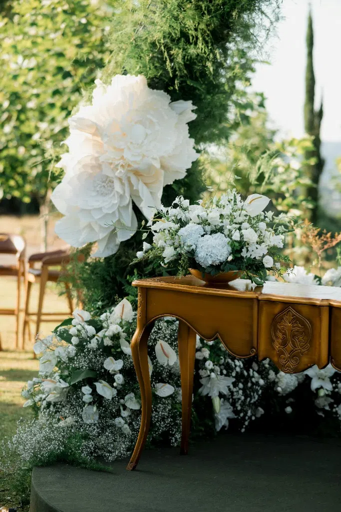 Tavolo oro con decorazione floreale